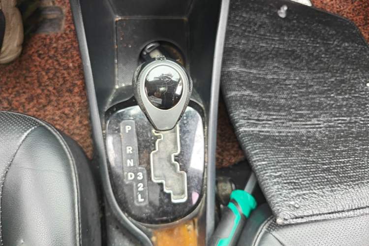 Used Kia K2 2012 Sedan 1.6L Automatic Transmission Premium Commemorative Edition Gear Lever