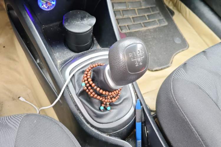 Used Kia K2 2012 Sedan 1.4L MT GLS Commemorative Edition Gear Lever