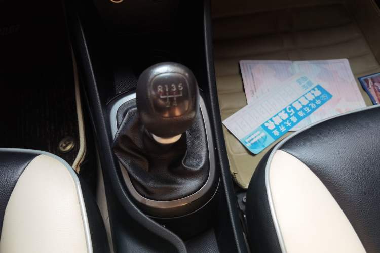 Used Kia K2 2012 Sedan 1.4L MT GL Commemorative Edition Gear Lever