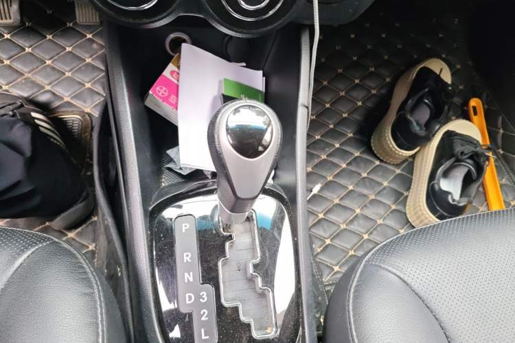 Used Kia K2 2012 Hatchback 1.6L AT Premium Commemorative Edition Gear Lever