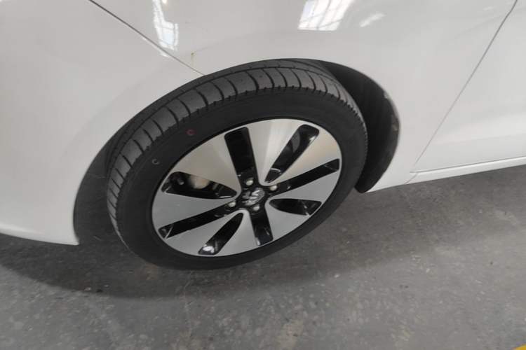 Used Kia K2 2012 Hatchback 1.6L AT Premium Left Front Wheel Hub