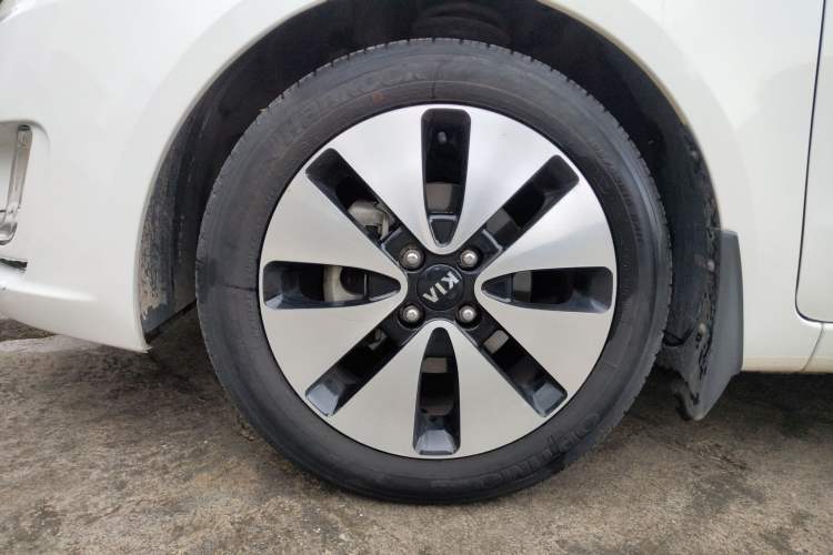 Used Kia K2 2012 Sedan 1.6L Automatic Transmission Premium Commemorative Edition Left Front Wheel Hub