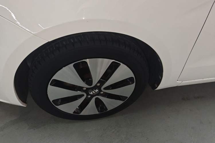 Used Kia K2 2012 Sedan 1.6L Automatic Transmission Premium Commemorative Edition Left Front Wheel Hub