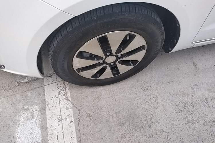 Used Kia K2 2012 Sedan 1.4L Automatic GLS Commemorative Edition Left Front Wheel Hub