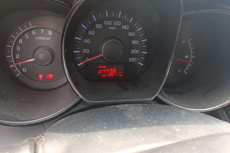 Used Kia K2 2012 Hatchback 1.4L AT GLS Odometer Close Up
