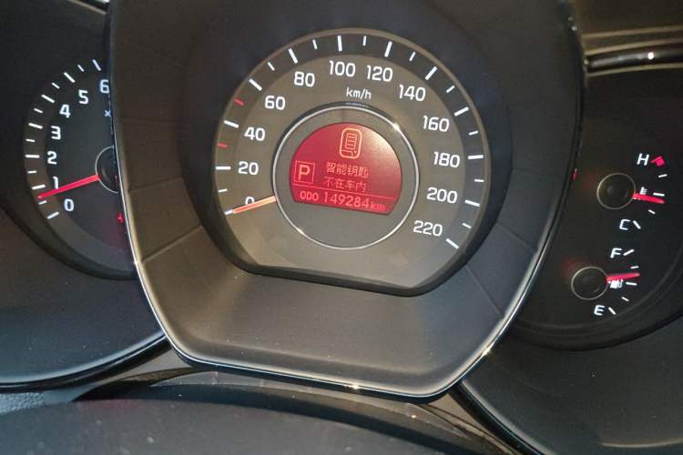 Used Kia K2 2012 Hatchback 1.6L AT Premium Commemorative Edition Odometer Close Up