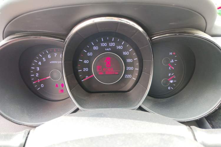 Used Kia K2 2012 Hatchback 1.6L AT Premium Odometer Close Up