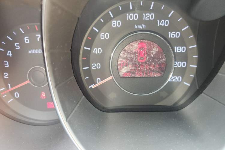 Used Kia K2 2012 Sedan 1.6L AT Premium ECO Odometer Close Up