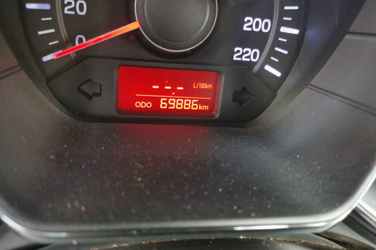 Used Kia K2 2012 Sedan 1.4L MT GLS Commemorative Edition Odometer Close Up