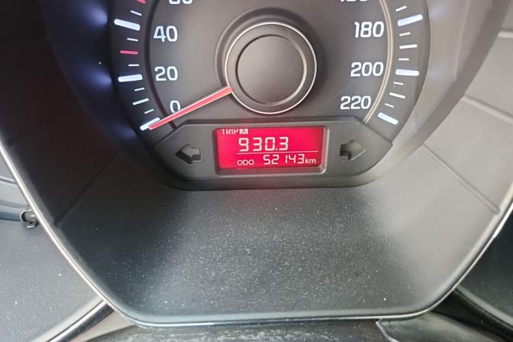 Used Kia K2 2012 Hatchback 1.4L MT Cool Edition Commemorative Model Odometer Close Up
