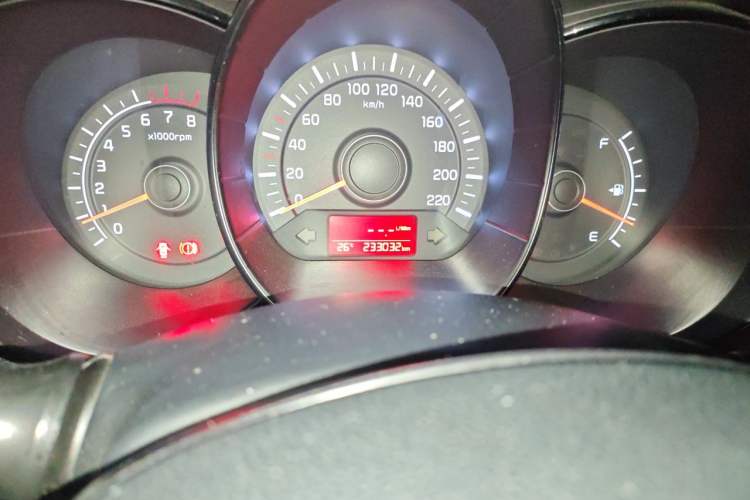Used Kia K2 2012 Sedan 1.4L MT TOP Commemorative Edition Odometer Close Up
