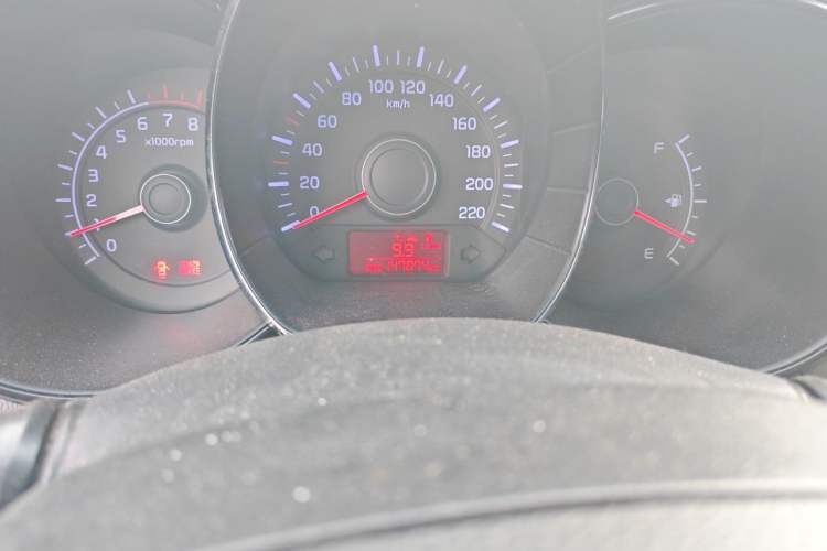 Used Kia K2 2012 Sedan 1.4L MT GLS Commemorative Edition Odometer Close Up
