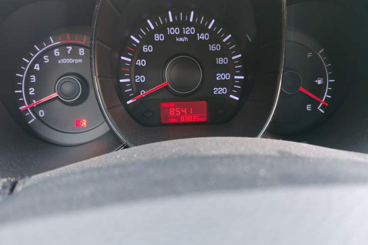 Used Kia K2 2012 Sedan 1.4L MT GLS Commemorative Edition Odometer Close Up