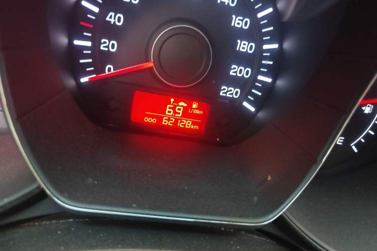 Used Kia K2 2012 Sedan 1.4L MT GLS Commemorative Edition Odometer Close Up