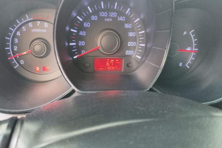 Used Kia K2 2012 Sedan 1.4L MT GLS Commemorative Edition Odometer Close Up
