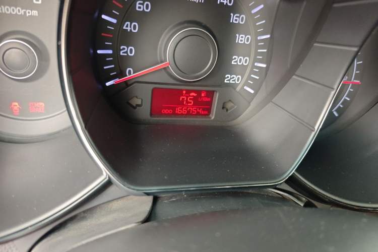 Used Kia K2 2012 Sedan 1.4L MT GLS Commemorative Edition Odometer Close Up