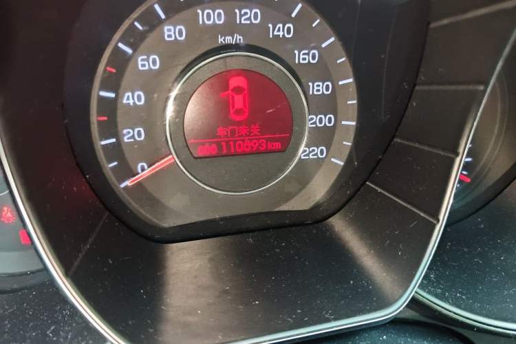 Used Kia K2 2012 Sedan 1.4L MT TOP Commemorative Edition Odometer Close Up