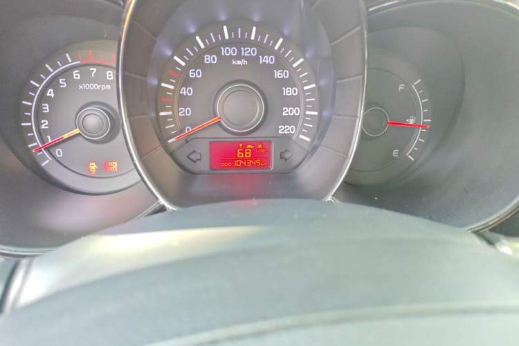Used Kia K2 2012 Sedan 1.4L MT GLS Commemorative Edition Odometer Close Up