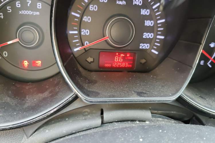 Used Kia K2 2012 Sedan 1.4L MT GLS Commemorative Edition Odometer Close Up