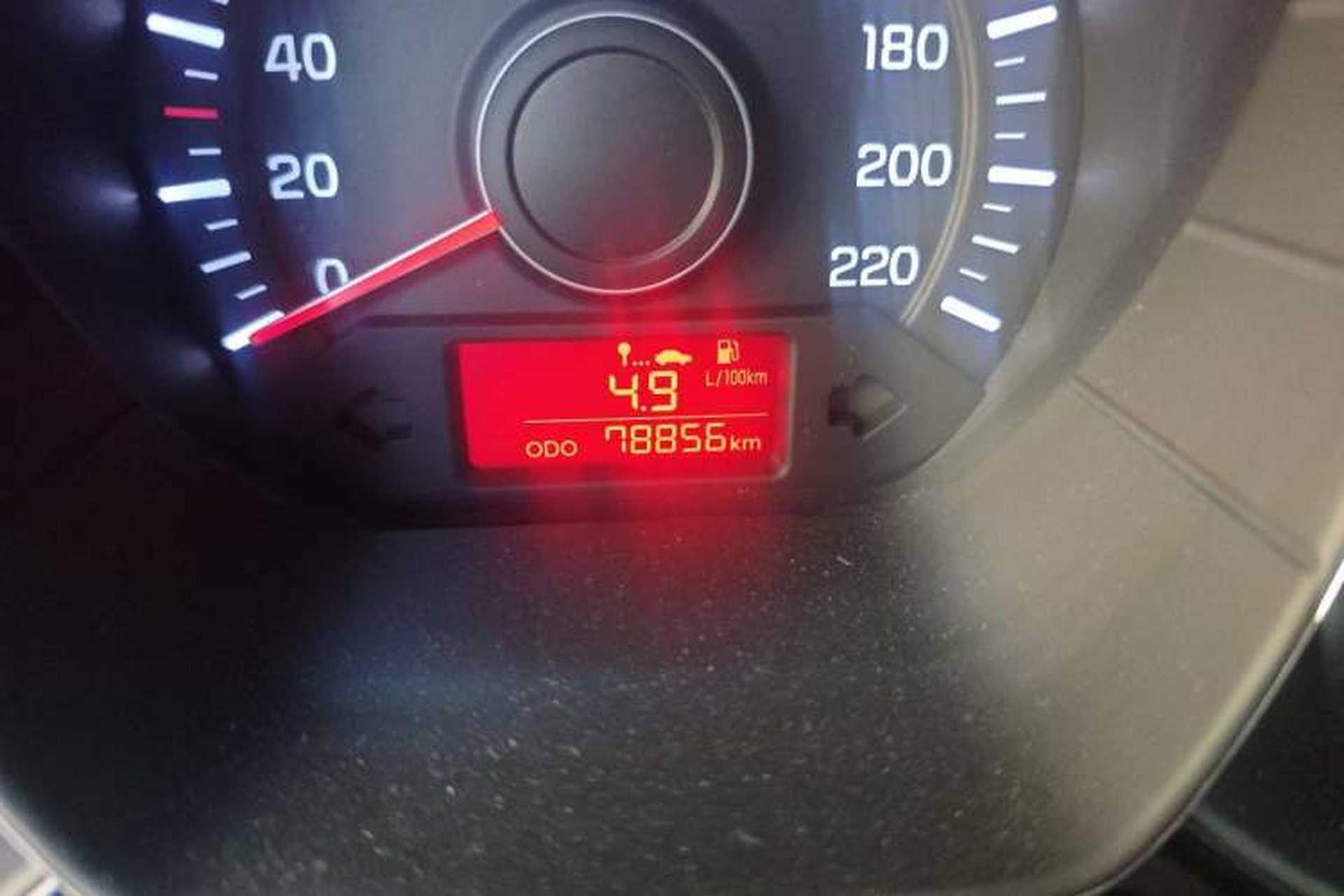 Used Kia K2 2012 Hatchback 1.4L MT Cool Edition Commemorative Model Odometer Close Up