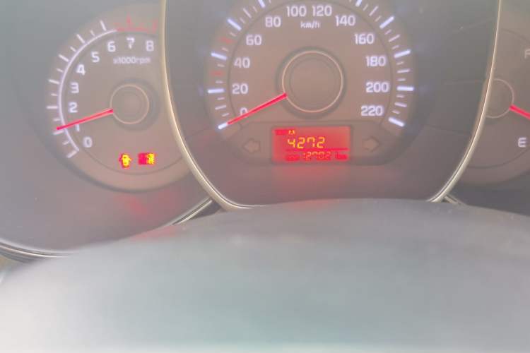 Used Kia K2 2012 Sedan 1.4L MT GL Commemorative Edition Odometer Close Up