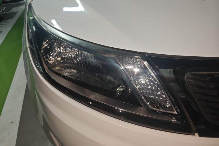 Used Kia K2 2012 Sedan 1.4L MT GLS Commemorative Edition Right Front Headlight