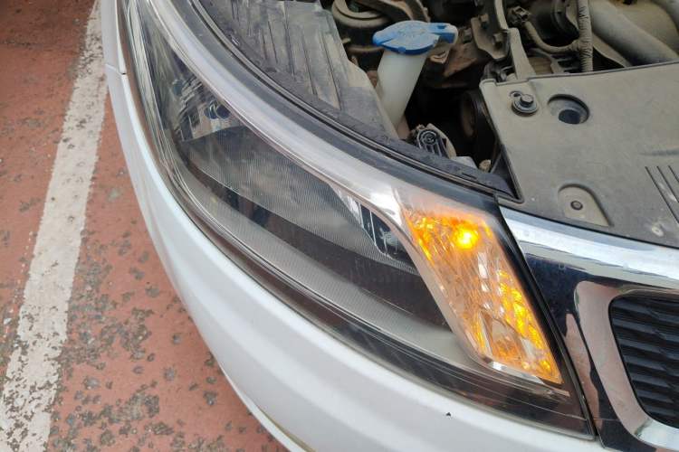 Used Kia K2 2012 Sedan 1.4L Automatic GLS Commemorative Edition Right Front Headlight