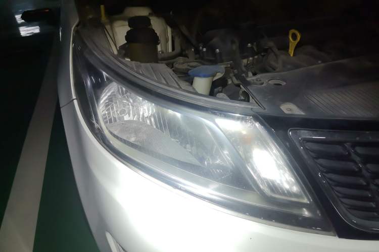Used Kia K2 2012 Sedan 1.6L Automatic Transmission Premium Commemorative Edition Right Front Headlight