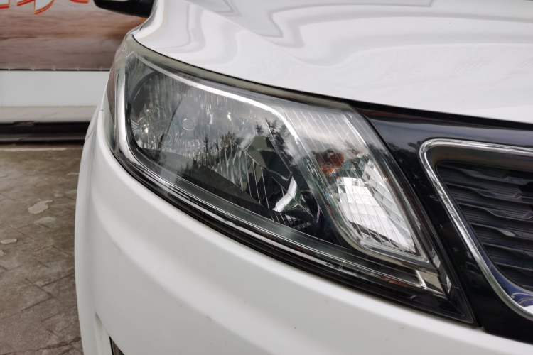 Used Kia K2 2012 Sedan 1.6L AT Premium ECO Right Front Headlight
