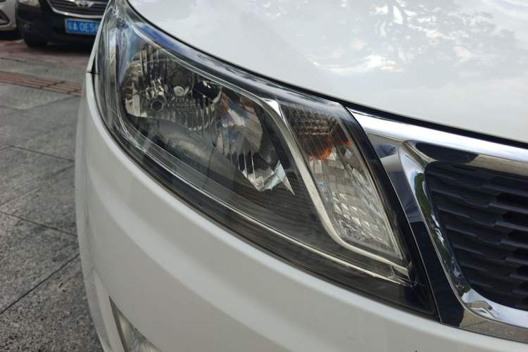 Used Kia K2 2012 Sedan 1.4L Automatic GLS Commemorative Edition Right Front Headlight