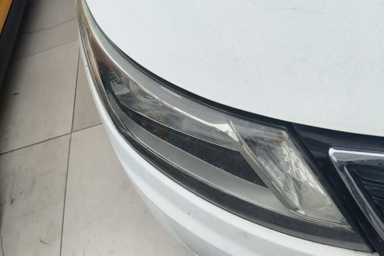 Used Kia K2 2012 Sedan 1.6L AT Premium ECO Right Front Headlight