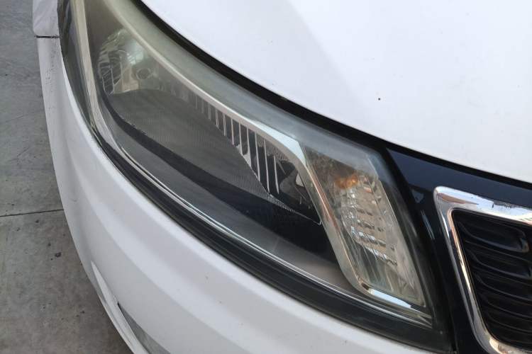 Used Kia K2 2012 Sedan 1.6L Automatic Transmission Premium Commemorative Edition Right Front Headlight