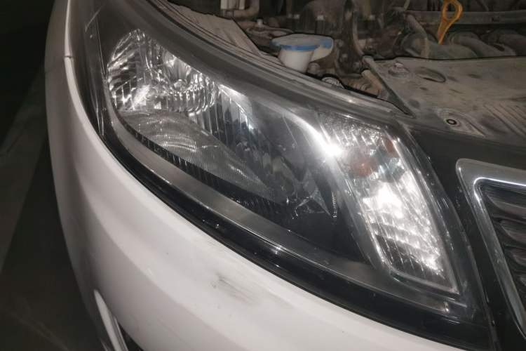 Used Kia K2 2012 Hatchback 1.6L AT Premium Commemorative Edition Right Front Headlight