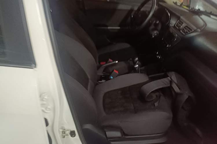 Used Kia K2 2012 Sedan 1.4L MT TOP Commemorative Edition Right Front Seat