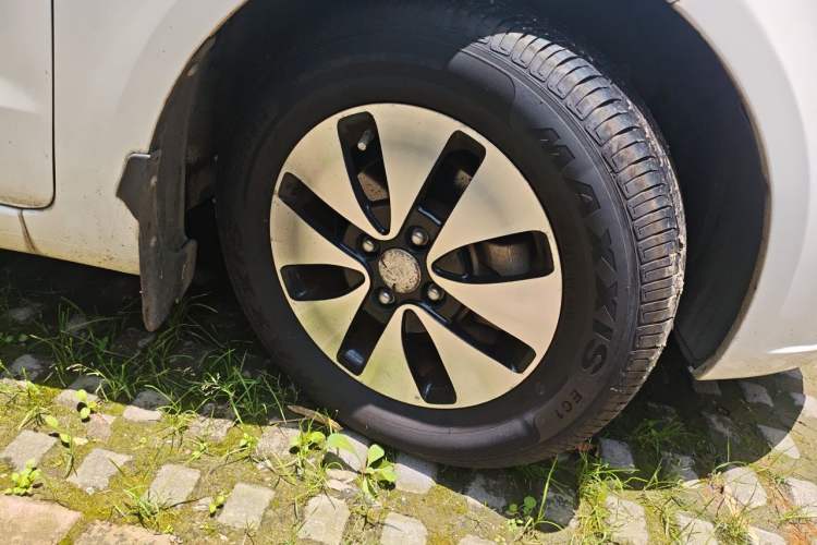 Used Kia K2 2012 Sedan 1.4L MT GL Commemorative Edition Right Front Wheel Hub