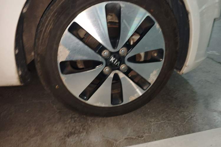 Used Kia K2 2012 Sedan 1.6L Automatic Transmission Premium Commemorative Edition Right Front Wheel Hub