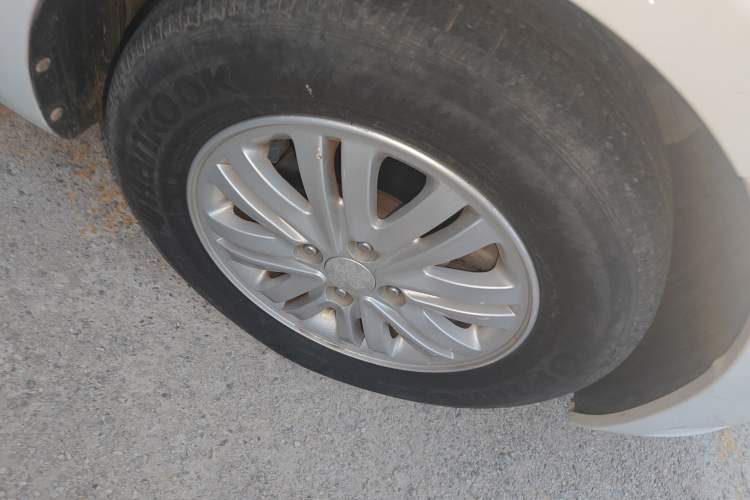 Used Kia K2 2012 Sedan 1.4L Automatic GLS Commemorative Edition Right Front Wheel Hub