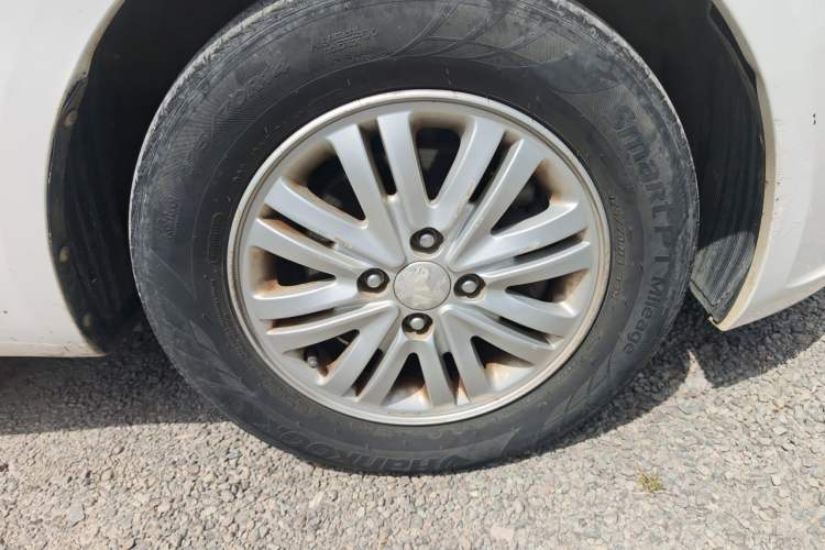 Used Kia K2 2012 Sedan 1.4L Automatic GLS Commemorative Edition Right Front Wheel Hub