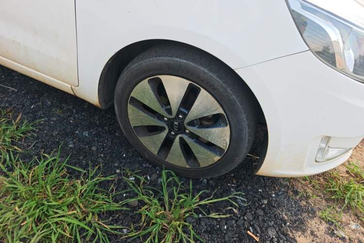 Used Kia K2 2012 Sedan 1.6L Automatic Transmission Premium Commemorative Edition Right Front Wheel Hub