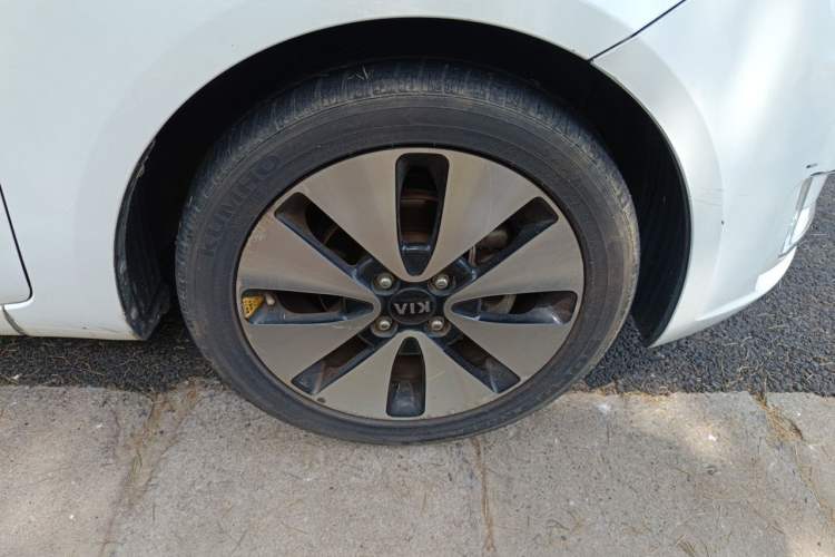 Used Kia K2 2012 Sedan 1.6L Automatic Transmission Premium Commemorative Edition Right Front Wheel Hub