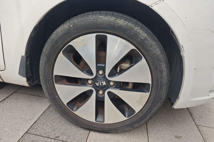 Used Kia K2 2012 Sedan 1.6L Automatic Transmission Premium Commemorative Edition Right Front Wheel Hub
