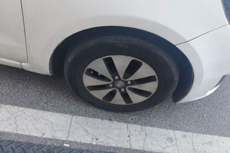 Used Kia K2 2012 Sedan 1.4L Automatic GLS Commemorative Edition Right Front Wheel Hub