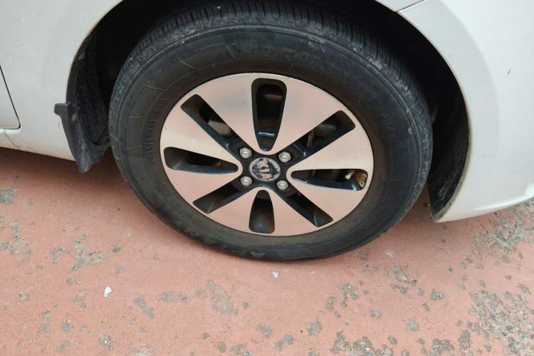 Used Kia K2 2012 Sedan 1.4L Automatic GLS Commemorative Edition Right Front Wheel Hub