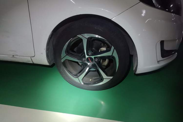 Used Kia K2 2012 Sedan 1.6L Automatic Transmission Premium Commemorative Edition Right Front Wheel Hub