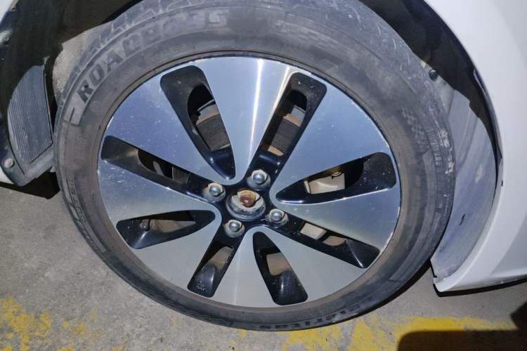 Used Kia K2 2012 Sedan 1.6L Automatic Transmission Premium Commemorative Edition Right Front Wheel Hub