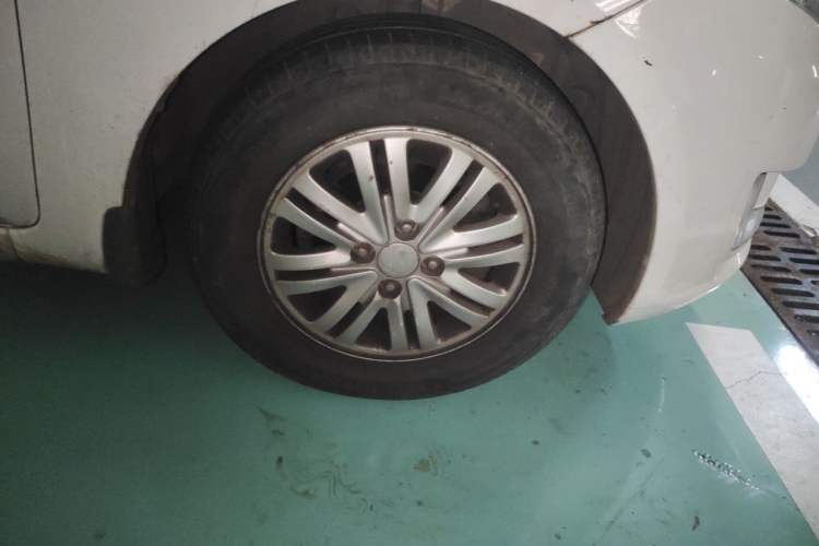 Used Kia K2 2012 Sedan 1.4L Automatic GLS Commemorative Edition Right Front Wheel Hub