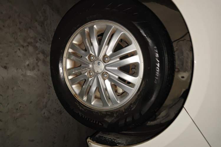 Used Kia K2 2012 Sedan 1.4L MT GLS Commemorative Edition Right Front Wheel Hub