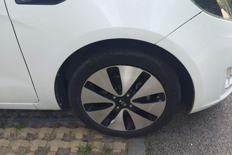 Used Kia K2 2012 Sedan 1.6L Automatic Transmission Premium Commemorative Edition Right Front Wheel Hub