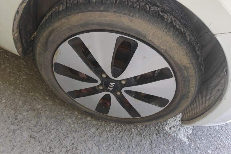 Used Kia K2 2012 Sedan 1.6L Automatic Transmission Premium Commemorative Edition Right Front Wheel Hub