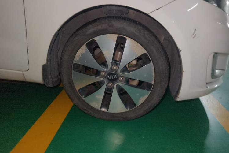 Used Kia K2 2012 Sedan 1.6L Automatic Transmission Premium Commemorative Edition Right Front Wheel Hub
